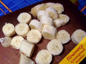 1) Бананы очистить от кожуры и нарезать кружочками среднего размера.