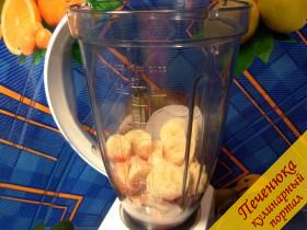2) Сложить бананы в чашу миксера и смешать с малиновым сиропом, превратив в пюре.