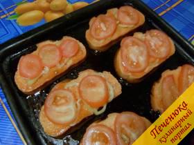 5) Вымытые помидоры нарезать тонкими кружочками. Кружочки кладем сверху перца.