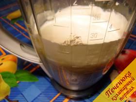 4) Приготовить творожный крем. Взбить в однородную массу творог, яйца, сметану и сахар.
