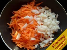 2) Морковку и лук подготовить традиционным способом и обжарить на сковороде до золотистого состояния.