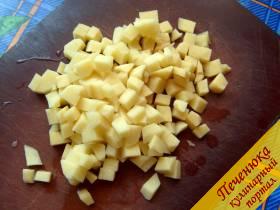 2) Картофель очистить, нарезать небольшими кубиками и опустить в сваренный бульон.