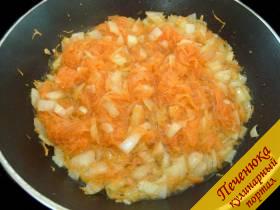 6) Пока варится картофель, приготовить зажарку из моркови и лука.