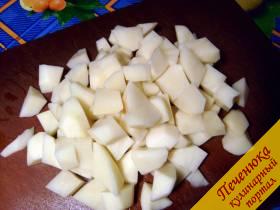 6) Картофель очистить и порезать крупными кубиками, посолить.