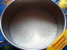 2) В молоко добавить сахар, соль и яйца, размешать.