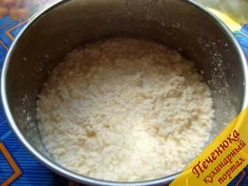 3) Размягченное сливочное масло или маргарин добавить в жидкость и размешать миксером или блендером.