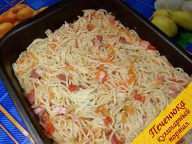 9) Следующим слоем положить смесь спагетти с овощами и колбасой.