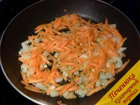 4) Припустить на сковороде до мягкости нарезанный квадратиками лук и натертую морковь.