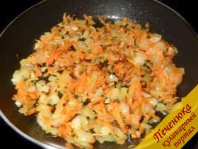 3) На отдельной сковороде обжарить до золотистого цвета нарезанный квадратиками лук и натертую на крупной терке морковь.