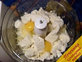 2) Добавить к капусте соль, яйца и творог, смешать в однородную массу.