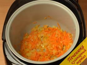 2) Морковь натереть, лук нарезать кубиками, обжарить в подсолнечном масле в режиме «Жарка». Крышку в этом режиме не закрывать, а овощи не забывать помешивать.