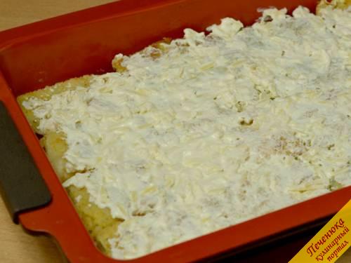 7) Выложить обжаренные шницели в лоток для запекания, сверху покрыть сыром, смешанным со сметаной. 