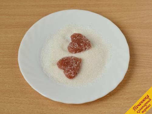 6) После застывания мармелад обвалять в сахаре. Он получается не такой плотный, как промышленного производства, но форму держит хорошо.