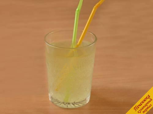 9) Холодный освежающий напиток делается  из сиропа и газированной несладкой воды с добавлением льда и ломтиков апельсина или лимона.