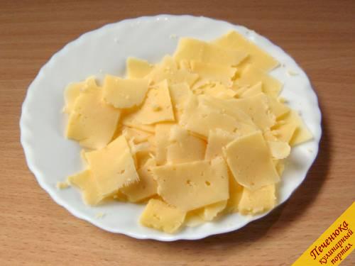 7) Пока свекла доходит, твердый сыр с помощью сырорезки или овощечистки нарезать тоненькими чипсами.