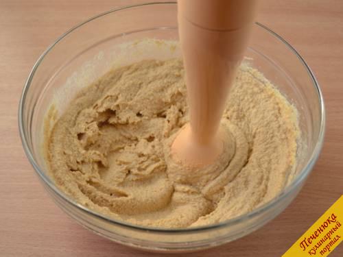 5) Добавить арахисовое или оливковое масло и вымешать хумус до гладкости.