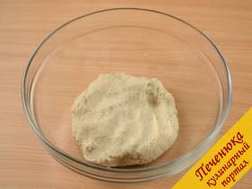 3) Залить муку соленым кипятком, хорошо вымешать и собрать тесто в комок. Накрыть миску полотенцем и оставить на полчаса.