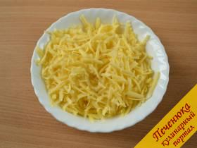 5) Сыр натереть на крупной терке.