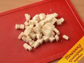 1) Нарезать кубиками любой мягкий сыр. 