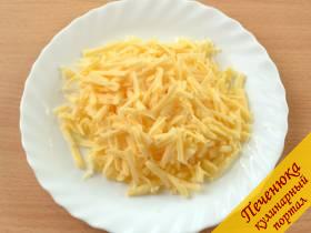 9) Сыр измельчить на терке.