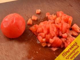 7) Ошпарить помидоры, надрезанные крест-накрест, кипятком, снять кожицу и мелко нарезать.