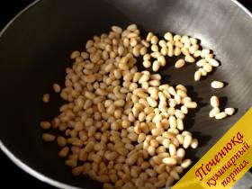 3) Кедровые орешки обжарить на сухой сковороде до золотистого цвета.