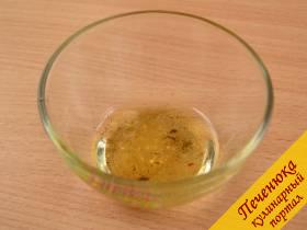 6) Приготовить соус «винегрет»: вилкой интенсивно смешать оливковое масло с лимонным соком и  свежемолотым перцем.