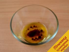 7) Смешать оливковое масло с бальзамическим уксусом и перцем до состояния взвеси.