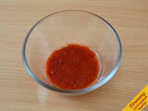 5) Растереть оставленные для соуса ягоды клубники в пюре, взбить с оливковым маслом и перцем. При желании можно добавить совсем немного сахара.