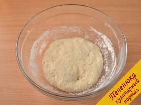 1) Замесить мягкое тесто из муки на кефире с солью и содой, отбить его, побросав на стол, и дать отдохнуть 30 минут.