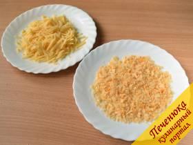 7) Раскрошить чипсы в крошку, сыр натереть на терке.