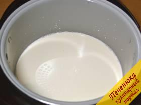 1) Лучше делать топленое молоко на ночь, пока вы будете спать, мультиварка его будет готовить. Молоко лучше брать жирное, с рынка, но можно взять и молоко с маркой «отборное» 6% жирности из магазина. Молоко наливаем в чашу.