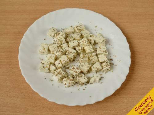 5) Брынзу или сыр Фета нарезать небольшими кусочками и обвалять их в орегано.