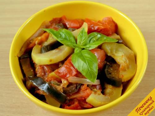 6) Выложить готовые овощи в порционную посуду, подать рататуй горячим, посыпав листиками свежего базилика. Сногсшибательно вкусно!
