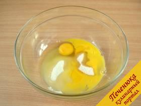1) Взбить яйца с обычным и ванильным сахаром в пышную пенку.
