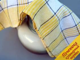 3) Укутать чайник в несколько слоев полотенца или накрыть грелкой для чайника. Дать настояться в течение 10 минут.
