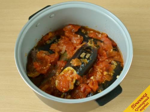 7) Уложить баклажаны в чашу мультиварки, залить томатным соусом, включить режим «Тушение» на 1,5 часа.