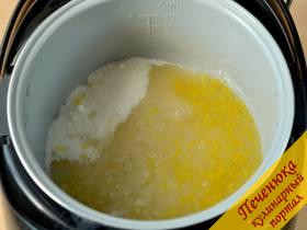 2) Снять лимонную цедру и выжать лимонный сок из одного лимона. Включить мультиварку в режиме «Варенье» на 1 час (установка по умолчанию). В чашу мультиварки сначала влить воду и лимонный сок, затем добавить сахар и цедру, помешивать, пока масса не станет жидкой. Сахар до полного растворения доводить не нужно.
