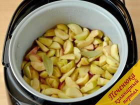 3) Всыпать в чашу яблоки, перемешать с сахарной массой, добавить лавровый лист, закрыть крышку и варить 20 минут.