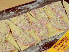 5) Посыпать треугольники сверху тертым сыром.