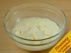 2) Нарезать мелкими кусочками масло, а затем взбить его с сахарно-яичной массой в зернистую смесь. Погасить соду лимонным соком и вмешать в массу.