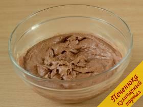 3) Просеять в жидкую часть теста муку в смеси с какао, замесить густоватое тесто.