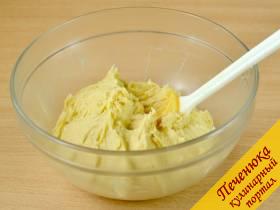 4) Желтки перемешивать с масляной крошкой, пока не получится липкое и густое тесто. Если тесто рассыпается, нужно добавить 1-2 ст. ложки воды.