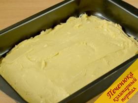 5) Форму смазать маслом (лучше использовать прямоугольную форму для запекания), выложить тесто и разровнять силиконовой лопаткой или кулинарным скребком. Толщина теста не должна быть больше 10-12 мм.
