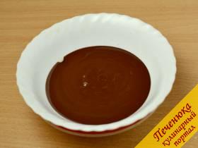 3) В разломанный на кусочки шоколад влить сливки и поставить посуду на водяную баню. Вода в кипящем состоянии не должна касаться дна посуды с шоколадом, чтобы не перегреть его. Постоянно размешивать смесь, пока она не станет жидкой и однородной. Держать посуду с шоколадом над емкостью с горячей водой, чтобы шоколадная масса не застывала.