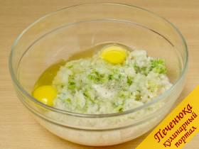 2) Добавить в фарш яйца, соль, перец и стакан воды, превратить блендером в однородное пюре.