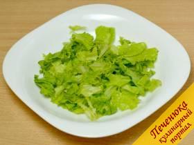 5) Формируем салат из авокадо с креветками. Вымытый и подсушенный бумажным полотенцем салат порвать на кусочки в порционные тарелки.
