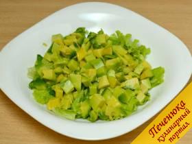 6) Положить на салатные листья кусочки авокадо.