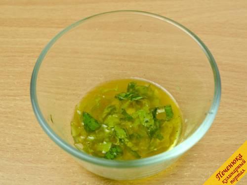 8) Для соуса взбить оливковое масло с лимонным соком, солью, перцем и выдавленным зубчиком чеснока. Добавить мелко нарезанный базилик.