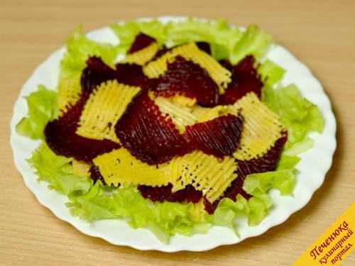7) Положить на листья салата в свободном порядке слайсы свеклы и сыра. 